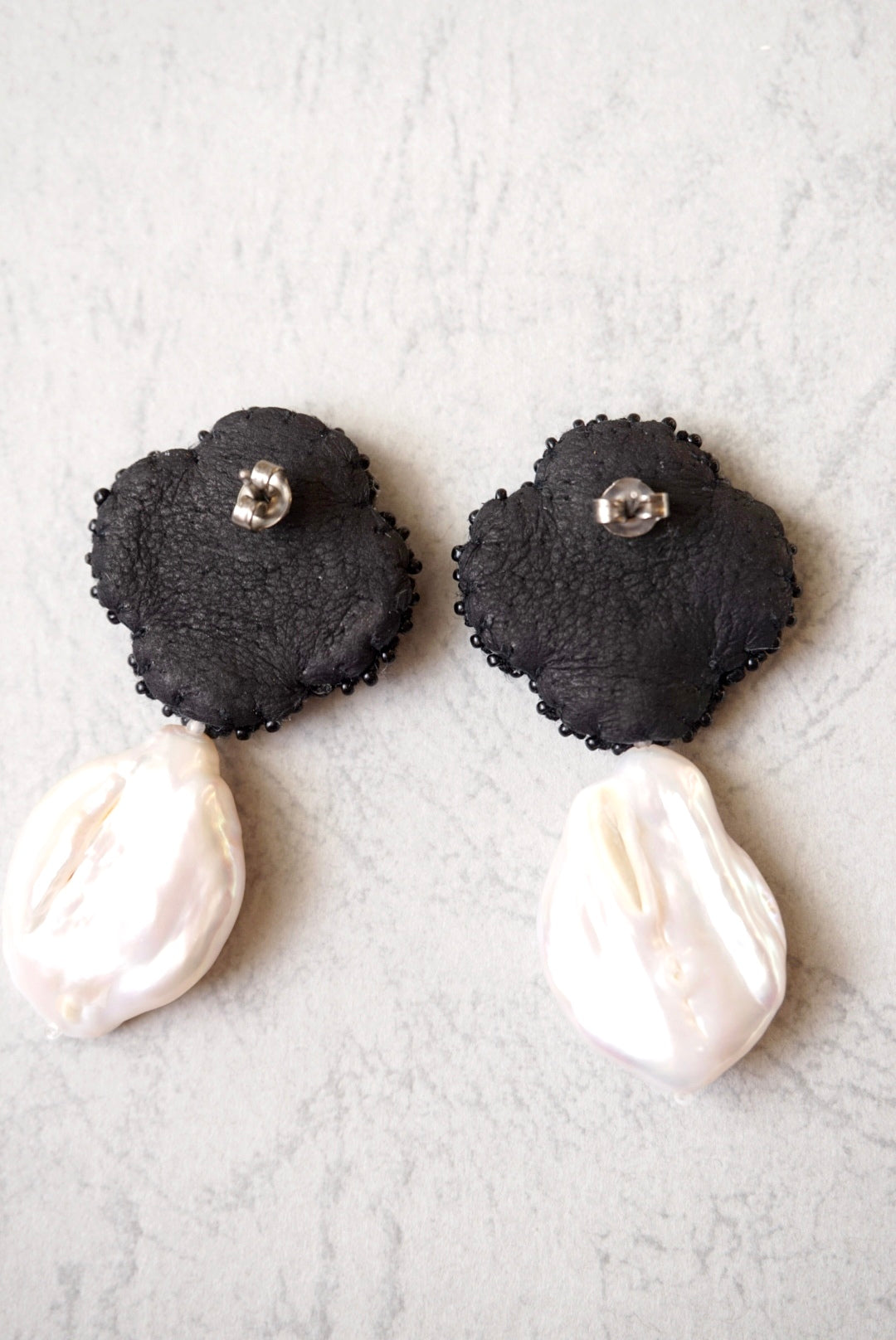 【 jet black,flower ＋pearl】pierced-earrings