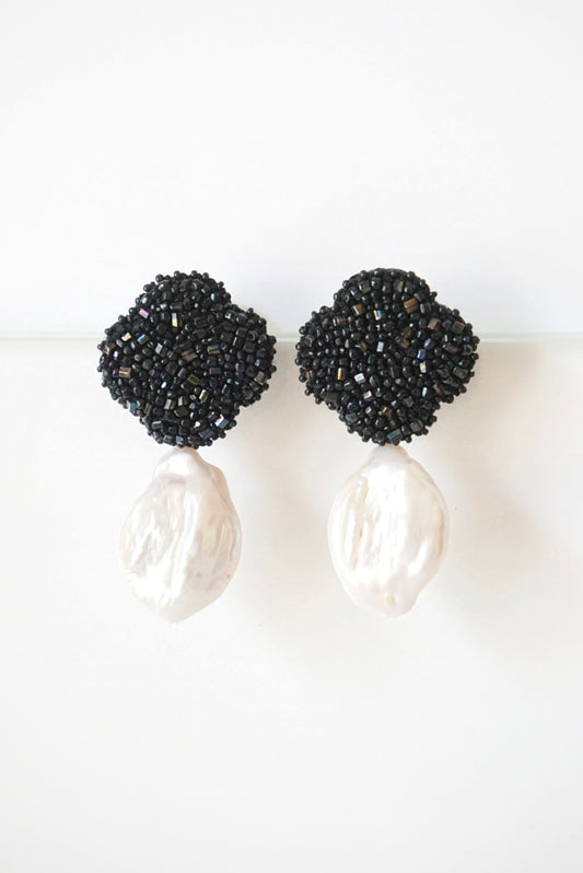 【 jet black,flower ＋pearl】pierced-earrings