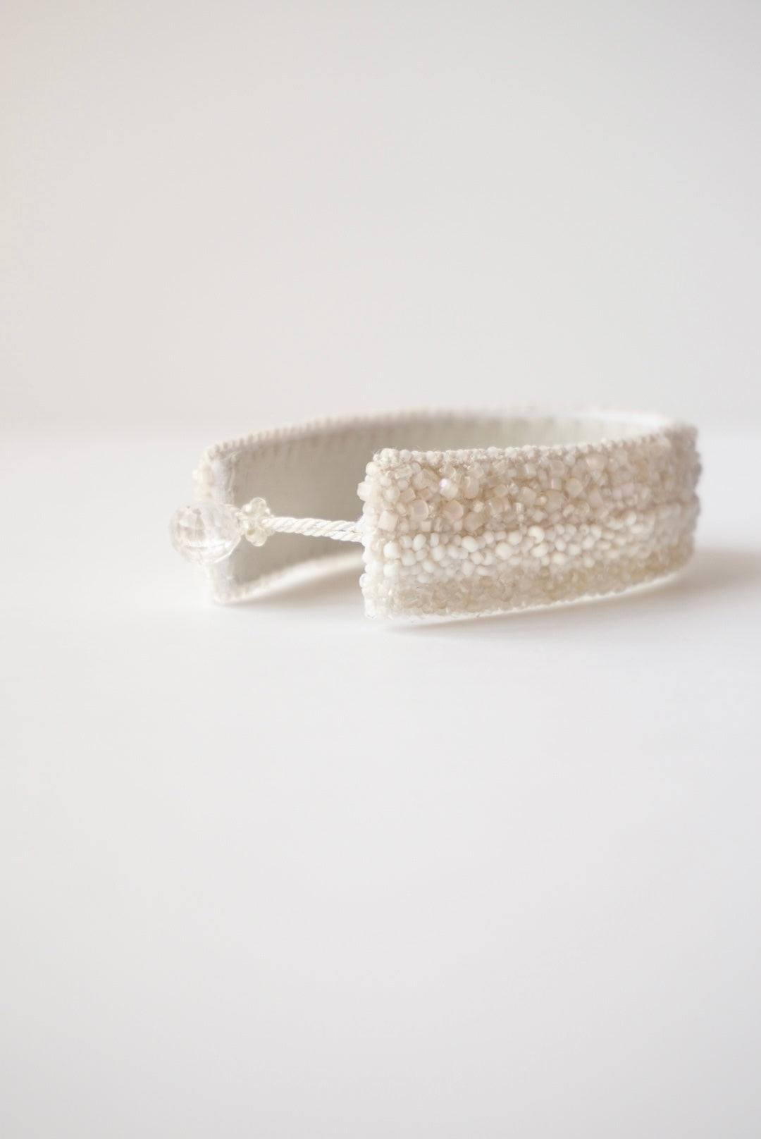 amulet【 line /white 】