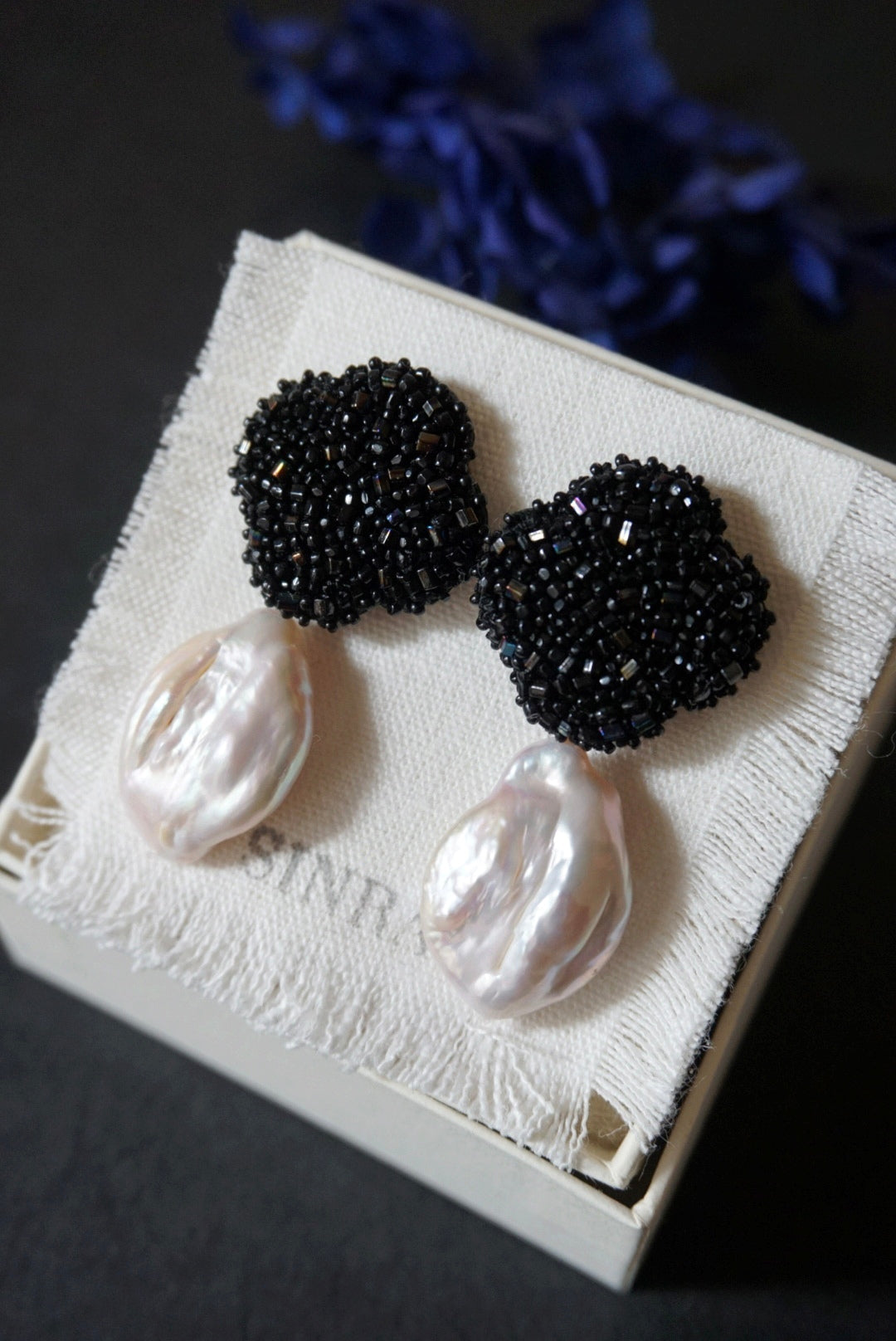 【 jet black,flower ＋pearl】pierced-earrings