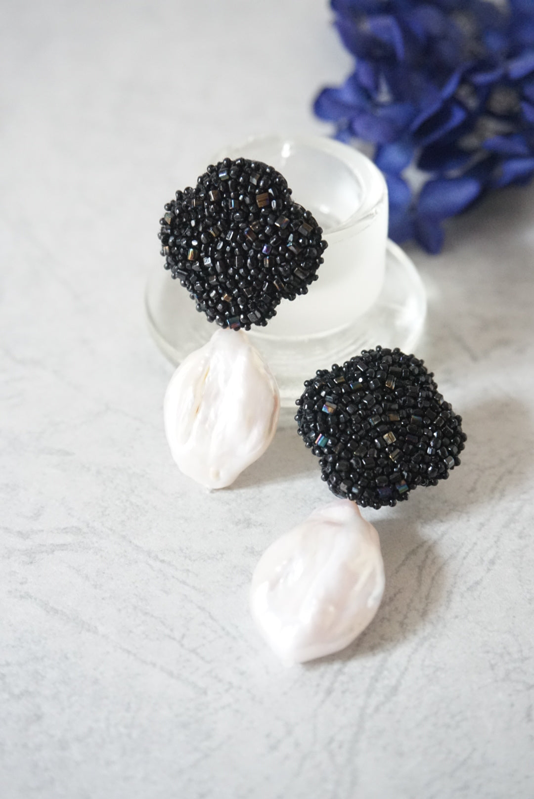 【 jet black,flower ＋pearl】pierced-earrings